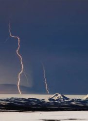 震撼：实拍冰岛火山美丽的爆发
