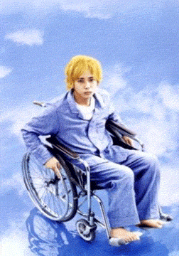 坐着轮椅飞上天空